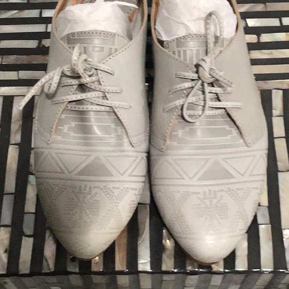 EUC LATIGO “ Junebug” Leather Lace Up Oxford Shoes Light Gray Low Heels - Picture 2 of 10
